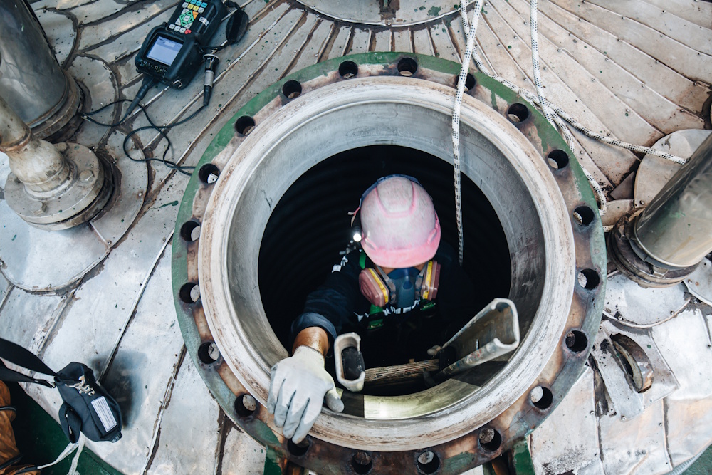 worker in tank manway